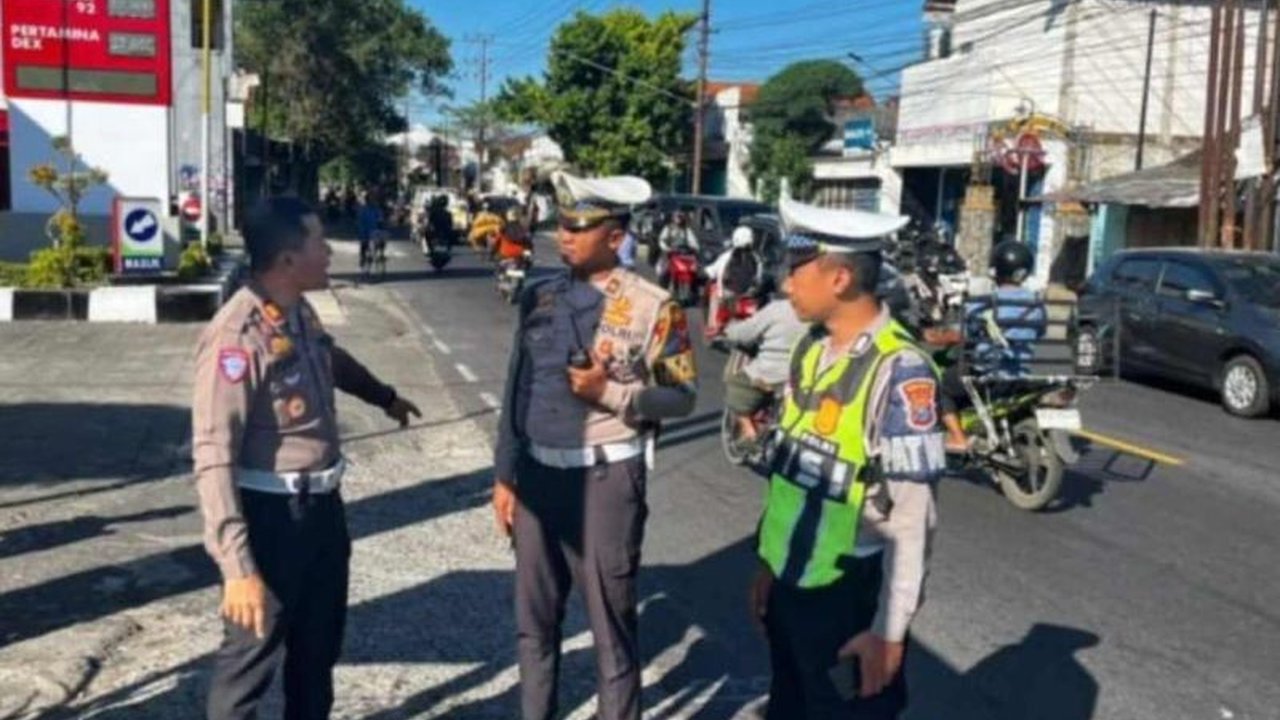 Polres Kediri Kota memastikan pengamanan Jembatan Kaliombo selama perbaikan total untuk kelancaran lalu lintas dan keselamatan pengguna jalan, serta mengantisipasi kepadatan arus kendaraan.