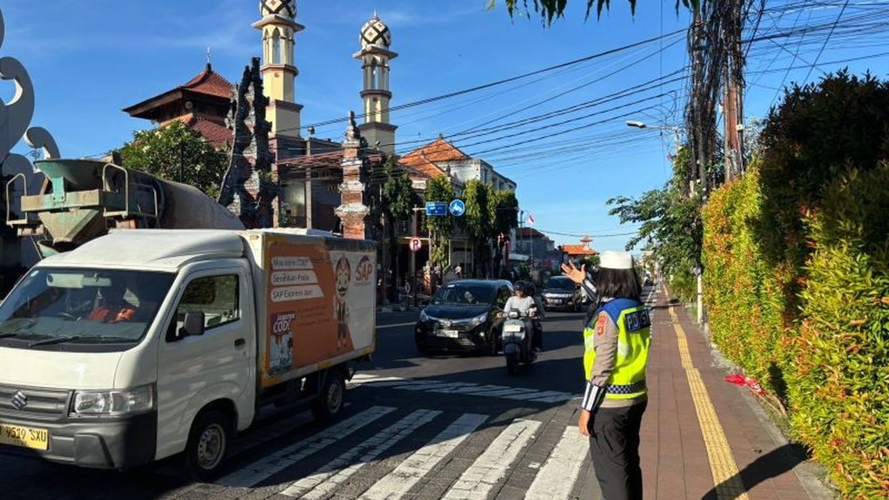 Polda Bali siagakan Tim Urai Kemacetan selama libur panjang akhir pekan ini. Langkah strategis ini untuk memastikan keamanan dan kelancaran lalu lintas di Bali.