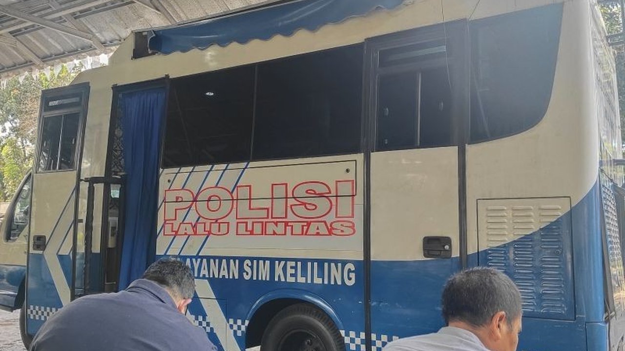 Warga Jakarta, catat lokasi dan jadwal SIM Keliling Jakarta untuk Sabtu ini! Direktorat Lalu Lintas Polda Metro Jaya siap melayani perpanjangan SIM A dan C di lima titik strategis.