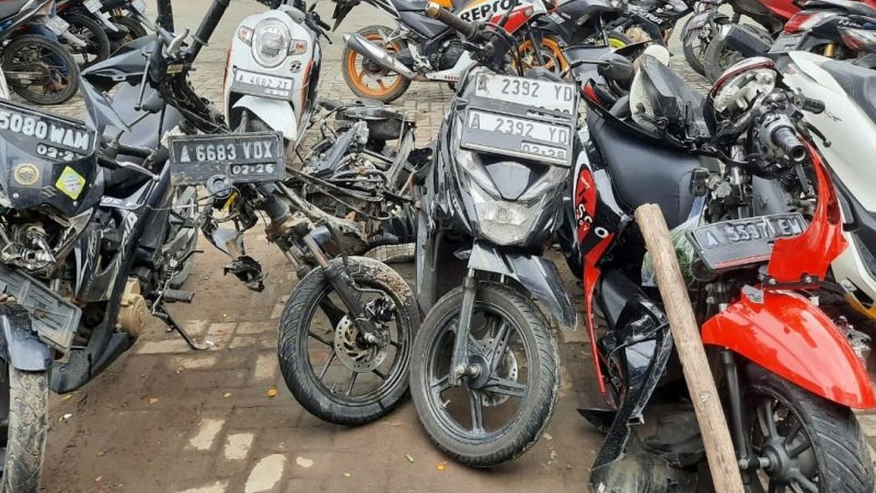 Seorang pengendara sepeda motor dilaporkan tewas dalam kecelakaan maut di Jalan Daan Mogot, Jakarta Barat, pada Jumat malam, dengan identitas korban yang masih belum terungkap dan kronologi yang diselidiki.