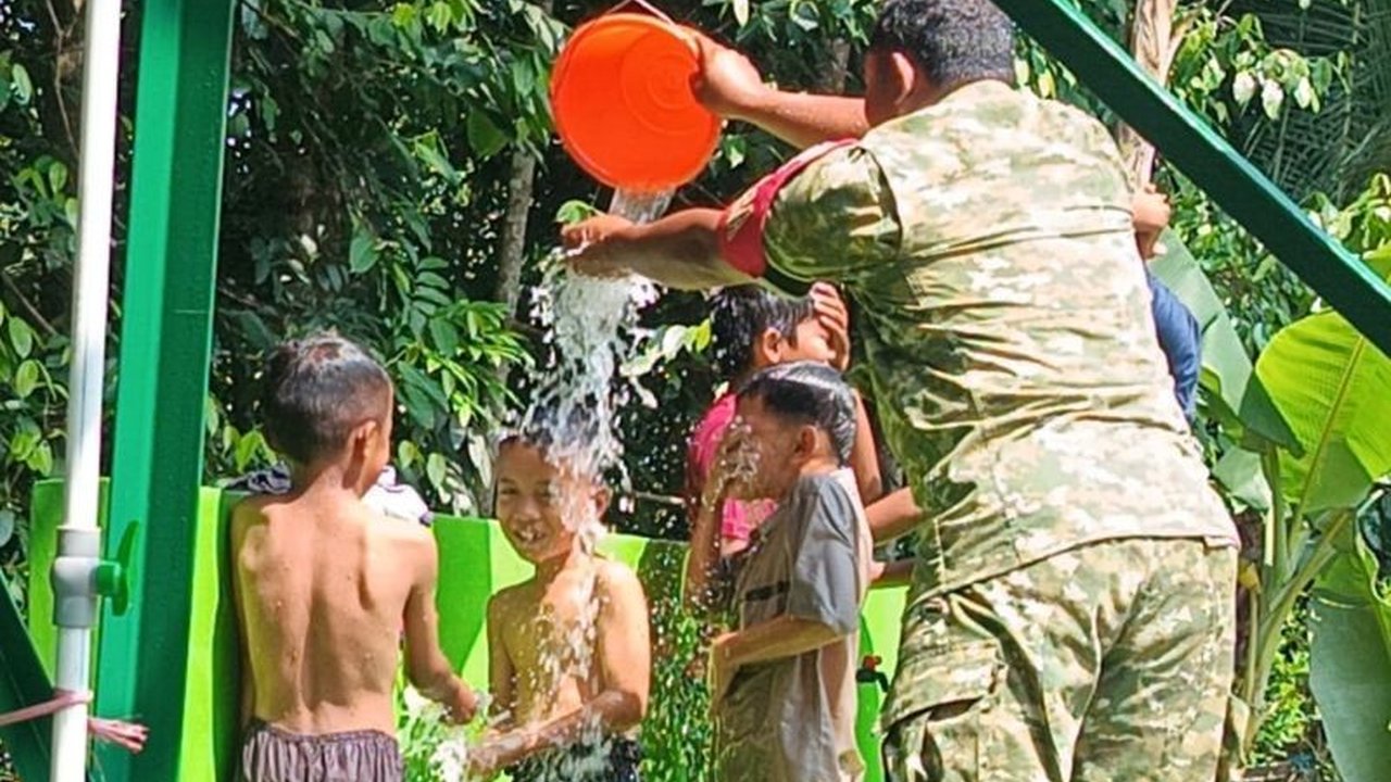 Program TNI AD Manunggal Air berhasil rampung 100 persen, menyediakan akses air bersih vital bagi Pondok Pesantren Al Inayah dan masyarakat sekitar di Serang, Banten, mengatasi kesulitan pasokan air yang telah lama dirasakan.