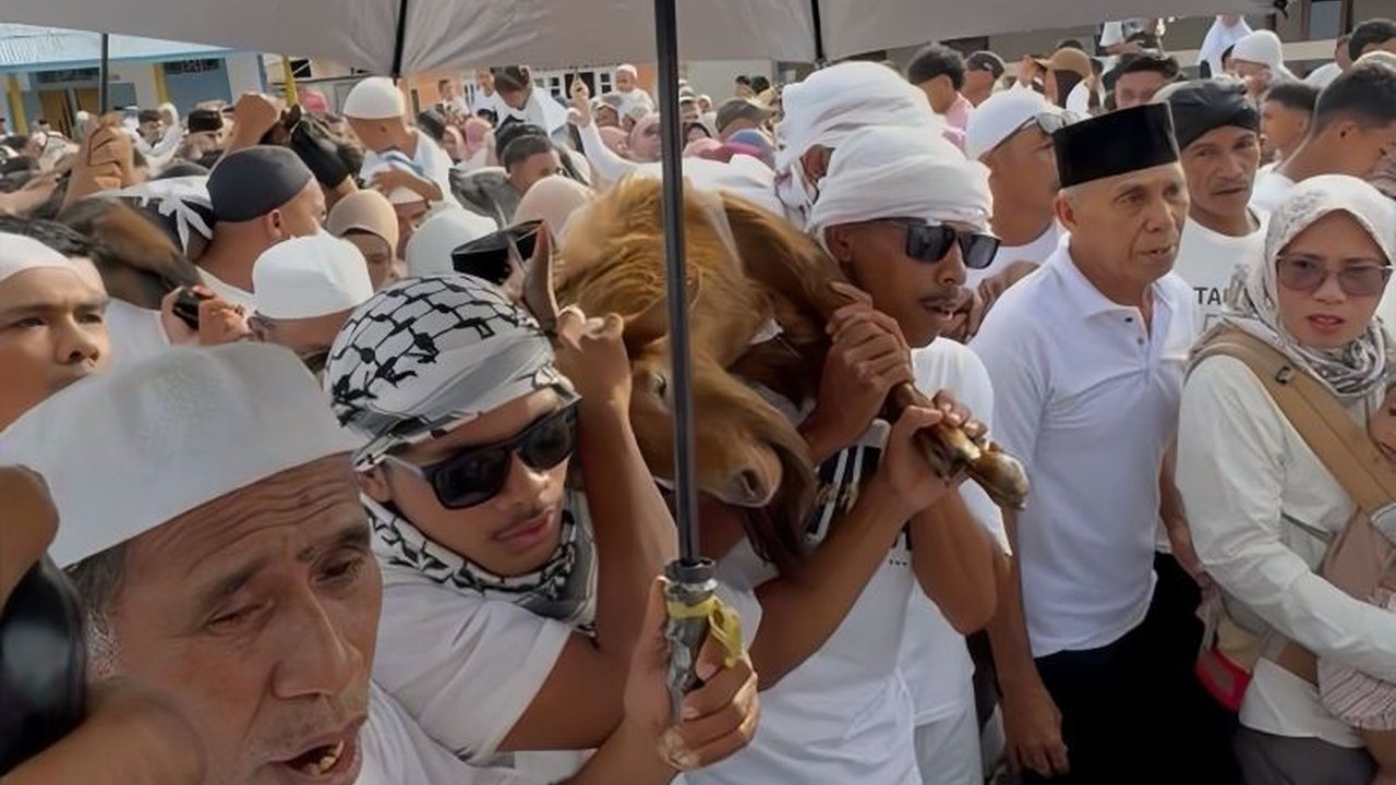 Saksikan keunikan Tradisi Lawa Pipi di Negeri Hila, Maluku, sebuah miniatur ibadah haji yang telah diwariskan turun-temurun, merayakan Idul Adha dengan makna mendalam.