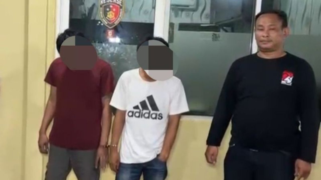 Dua pencopet ponsel milik WNA asal Belanda berhasil diringkus Polres Metro Jakarta Pusat, menunjukkan respons cepat aparat dalam menangani kejahatan dan mengembalikan barang bukti kepada korban.