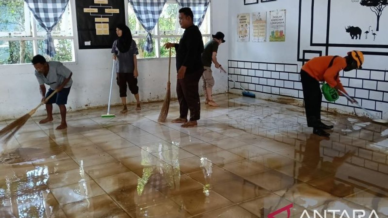 BPBD Provinsi Gorontalo bersama berbagai pihak mempercepat Pemulihan Pascabanjir Gorontalo Utara, khususnya di Kecamatan Biau, dengan gotong royong membersihkan area terdampak dan menyalurkan bantuan.