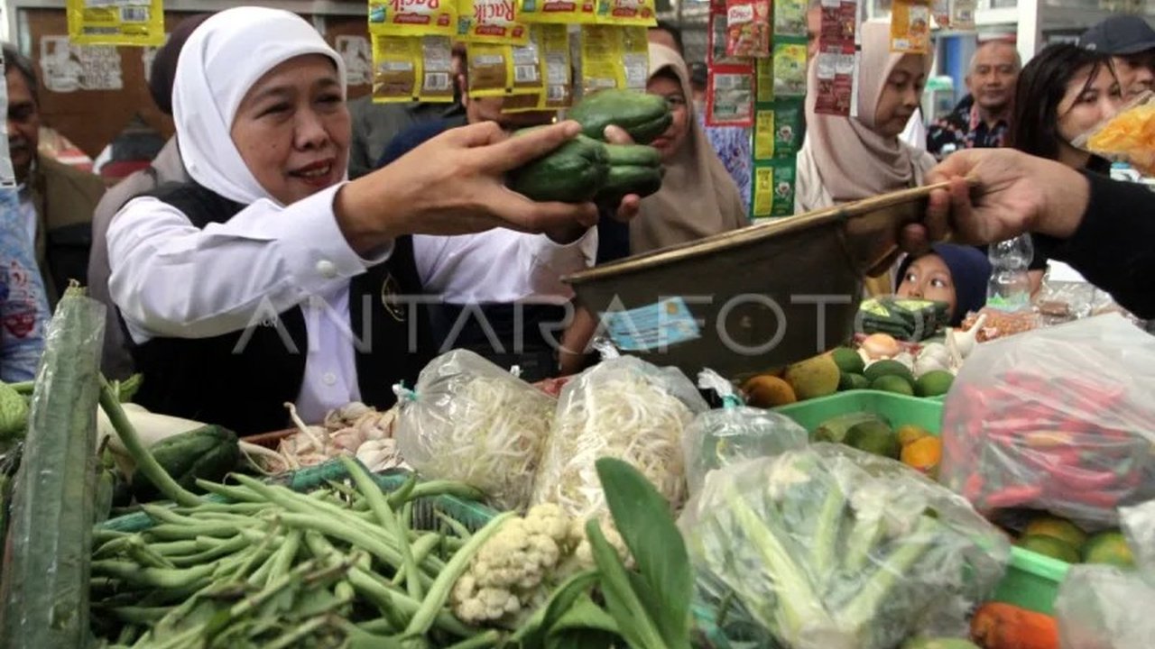Gubernur Jawa Timur Khofifah Indar Parawansa meminta seluruh bupati dan wali kota proaktif memantau harga sembako di pasar. Langkah ini krusial untuk pengendalian inflasi dan menjaga stabilitas ekonomi daerah.