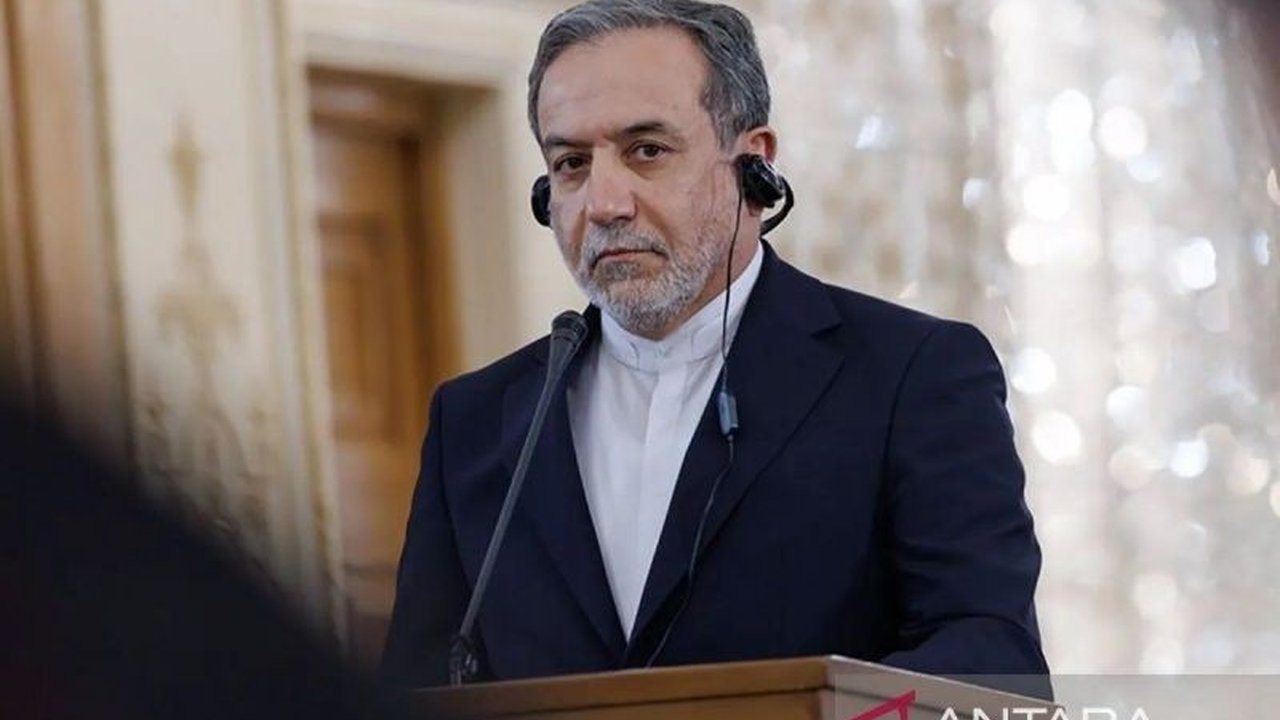 Iran dan Oman mengadakan pembicaraan penting mengenai pengelolaan Selat Hormuz di masa depan, menegaskan solidaritas di tengah ancaman dari Amerika Serikat yang berpotensi memicu ketegangan regional dan mempengaruhi jalur pelayaran vital.