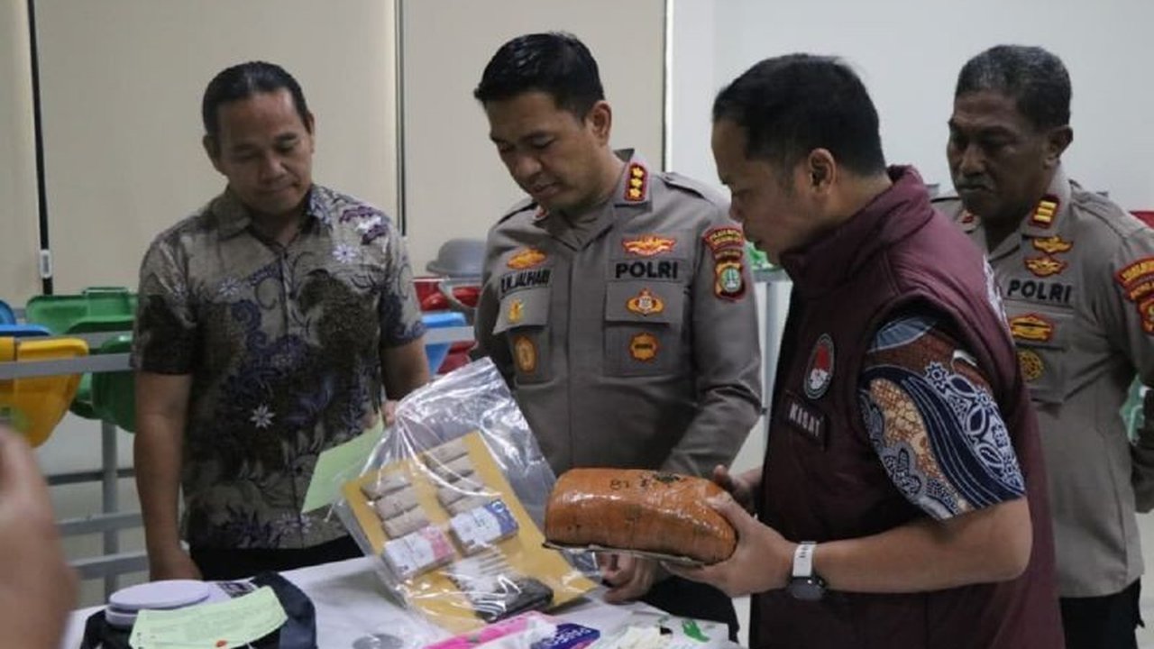 Polres Metro Tangerang berhasil gagalkan peredaran ganja seberat lebih dari 1 kg di wilayah Tangerang, menyelamatkan 1.051 jiwa dari bahaya narkotika. Simak detail pengungkapannya!