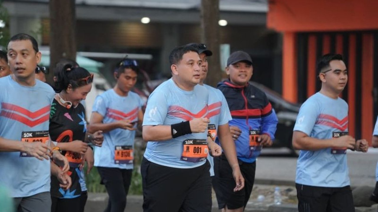 Ribuan pelari memadati Anjungan Losari saat Wali Kota Makassar melepas Makassar Half Marathon 2026, menandai kebangkitan sport tourism dan ekonomi di Indonesia Timur.