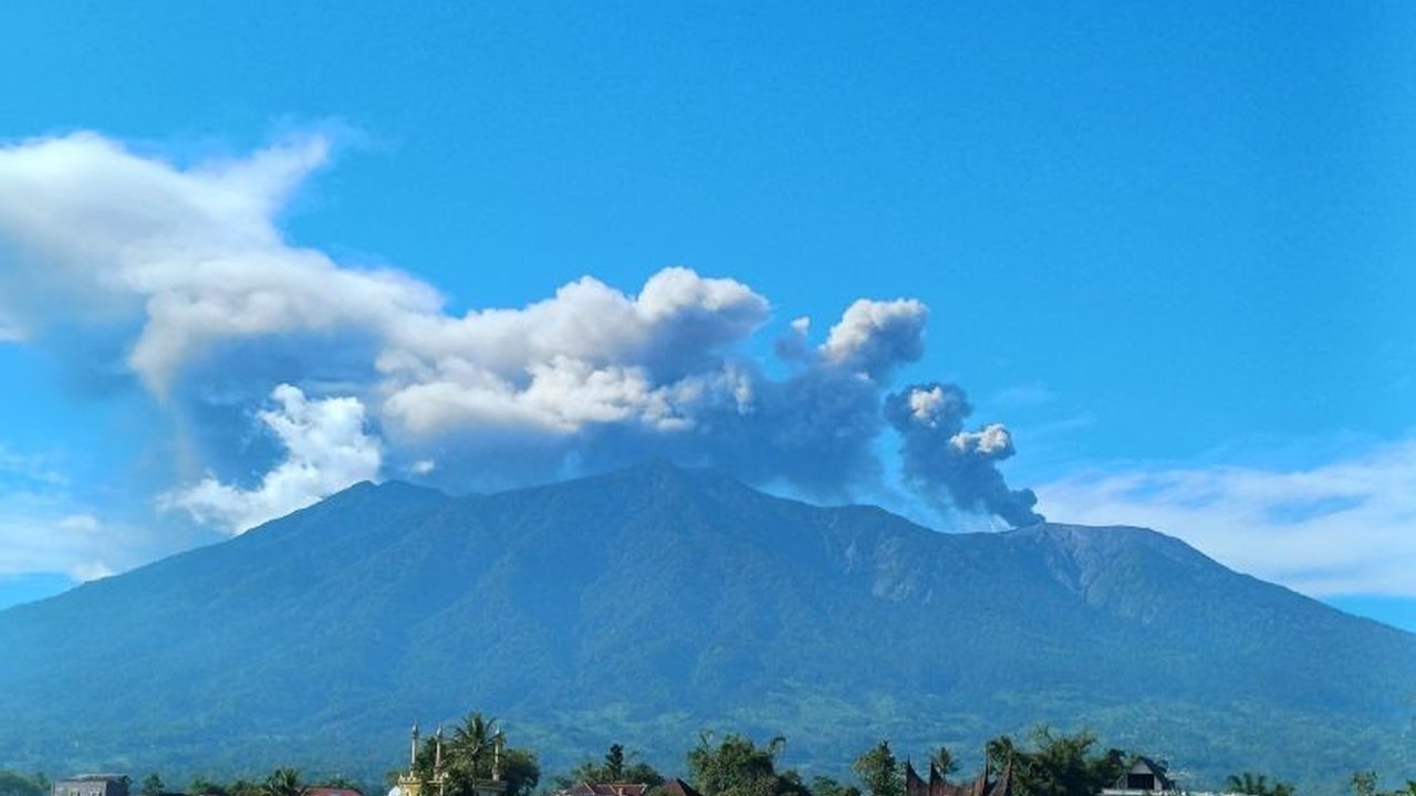 Gunung Marapi di Sumatera Barat kembali erupsi, semburkan kolom abu 2.000 meter. Badan Geologi rilis peringatan dan rekomendasi terbaru terkait Erupsi Gunung Marapi, penting untuk keselamatan warga.