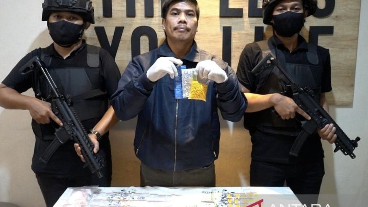Polda Metro Jaya bongkar toko obat ilegal berkedok warung sembako di Jagakarsa, Jakarta Selatan. Ribuan pil terlarang dan satu tersangka diamankan.