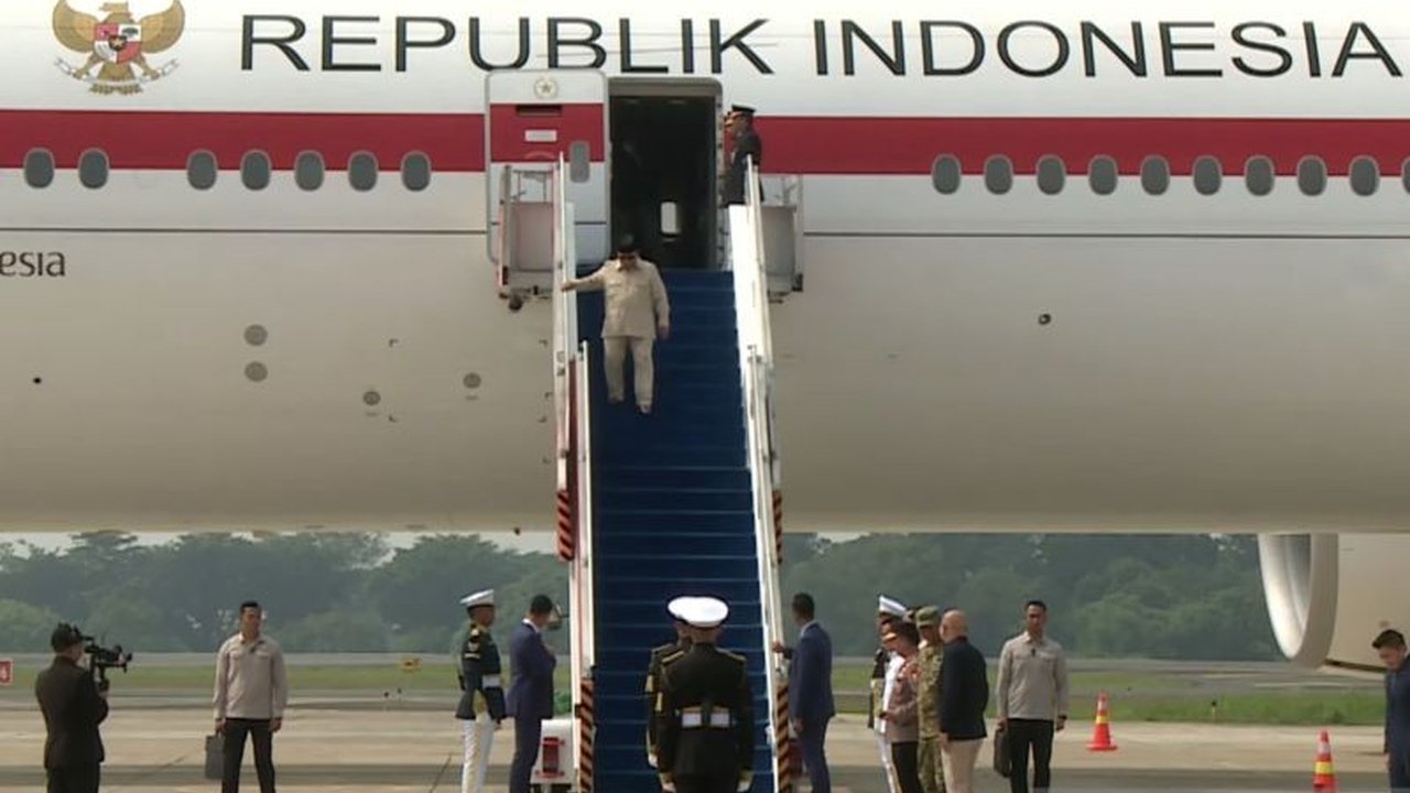Presiden Prabowo kembali ke Tanah Air usai kunjungan kenegaraan ke Prancis, membawa pulang empat kesepakatan komersial baru untuk memperkuat ketahanan energi, perdagangan, dan pertahanan Indonesia.