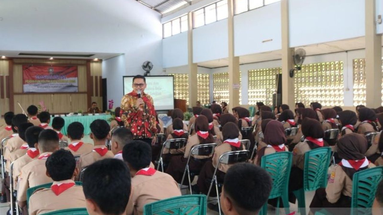 KPU Purworejo gencar melakukan pendidikan politik di SMPN 22 Purworejo, membekali generasi muda dengan kesadaran demokrasi dan kemampuan kritis hadapi hoaks di era digital.