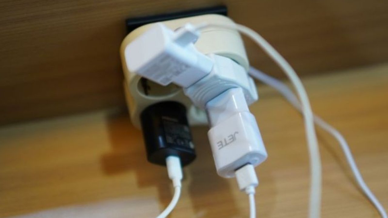PLN UP3 Sleman telah melakukan investigasi menyeluruh dan memastikan bahwa kemunculan api misterius di Seyegan yang meresahkan warga bukan disebabkan oleh korsleting listrik, menepis kekhawatiran publik.