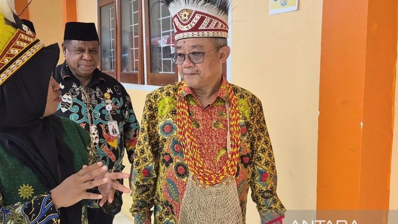 Kementerian Pendidikan Dasar dan Menengah (Kemendikdasmen) meluncurkan program 150 ribu Beasiswa Guru D4 S1, sebuah langkah strategis untuk memperkuat kompetensi pendidik di seluruh Indonesia.