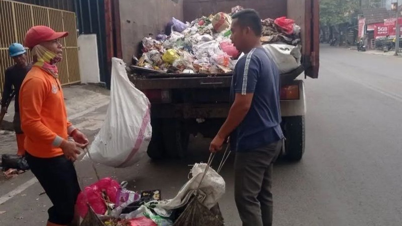 Dinas Lingkungan Hidup (DLH) Lebak kembali menekankan pentingnya pengelolaan sampah yang benar. Warga diminta tidak buang sampah sembarangan demi lingkungan bersih dan sehat, serta mengurangi dampak negatif seperti banjir dan pencemaran.