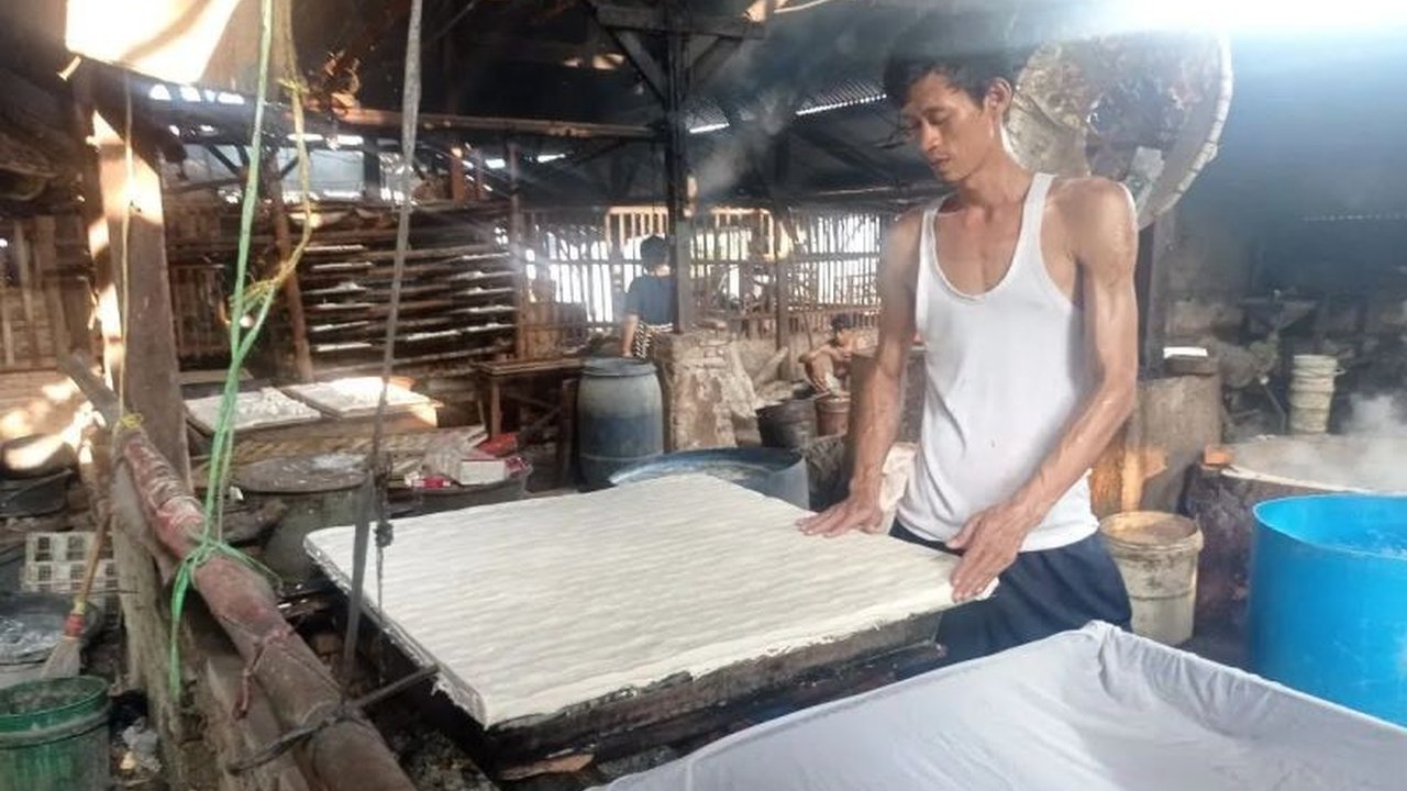 Kenaikan harga kedelai impor yang signifikan memaksa perajin tahu dan tempe di Kabupaten Lebak, Banten, untuk mengurangi ukuran produk demi menjaga keberlangsungan usaha dan menstabilkan harga jual.