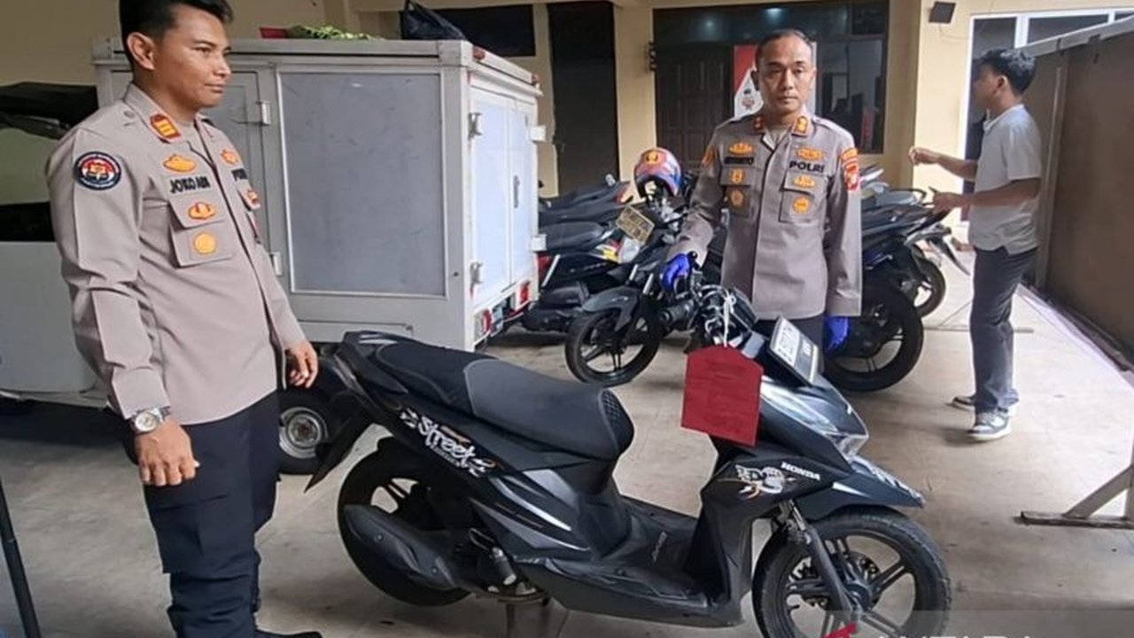 Polisi tangkap pegawai warung sate di Setiabudi, Jakarta Selatan, usai curi motor rekan. Penangkapan terkait pencurian motor pegawai sate ini mengungkap motif ekonomi dan dugaan kuat hasil kejahatan untuk narkoba, memicu pertanyaan besar.