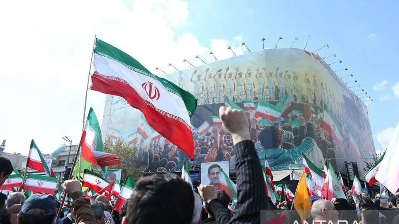Warga Teheran terus menunjukkan dukungan kuat terhadap pemerintah dan angkatan bersenjata mereka di tengah ketegangan regional, menyusul serangan AS dan Israel serta perundingan gencatan senjata yang belum final.