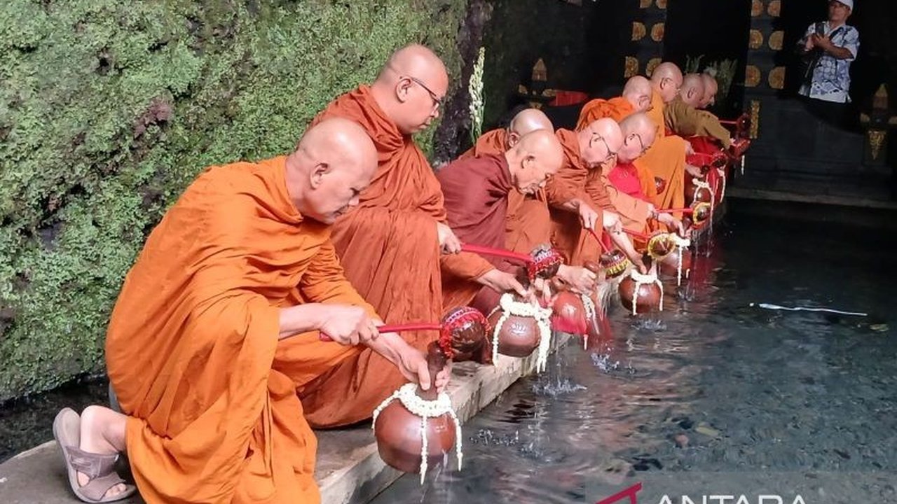 Ratusan umat Buddha, termasuk puluhan biksu, melaksanakan prosesi pengambilan Air Berkah Waisak di Umbul Jumprit Temanggung sebagai bagian penting perayaan Tri Suci Waisak 2570 BE/2026.