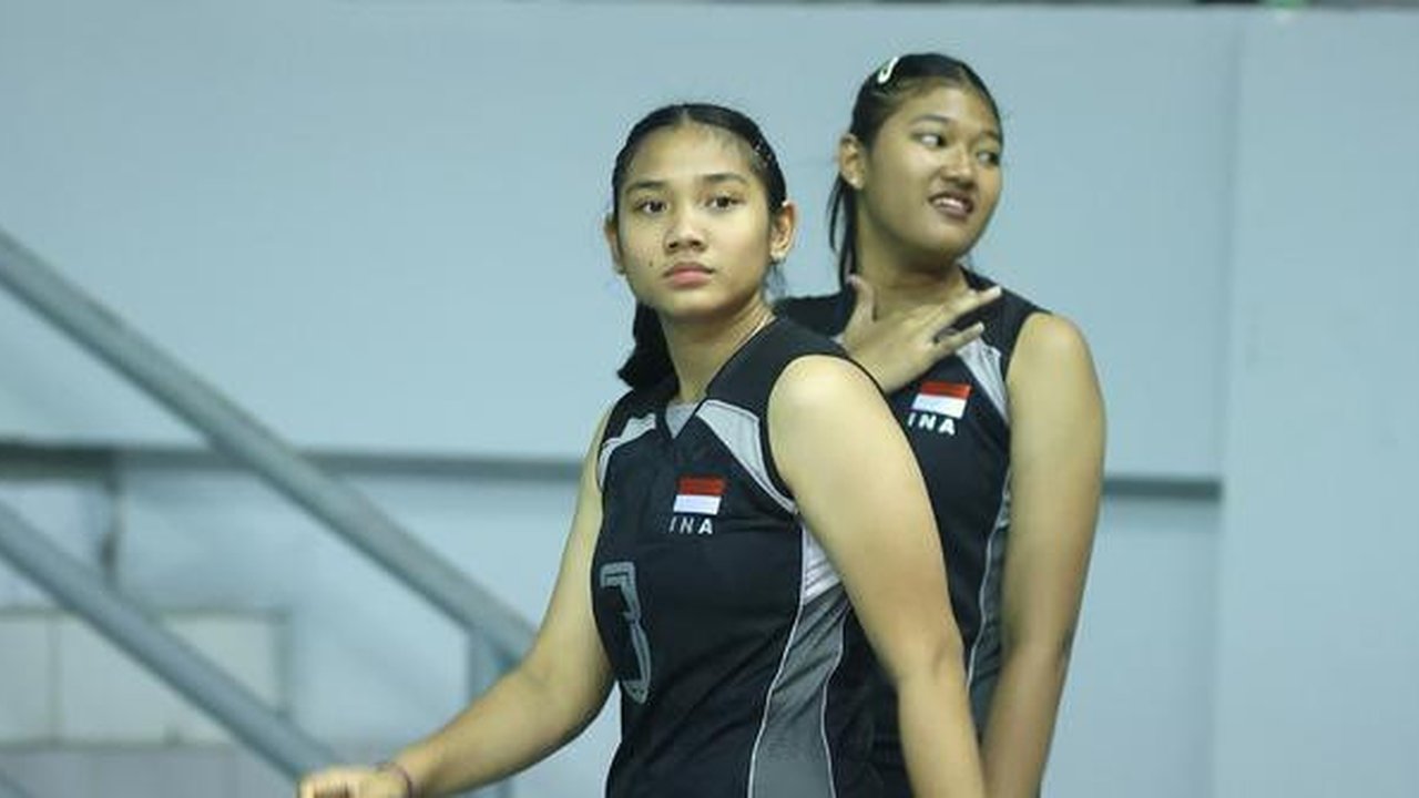 Khanza Putri Yansi Ganshtri (kanan) dan Tina Syifa Sabila Salim. (PBVSI)
