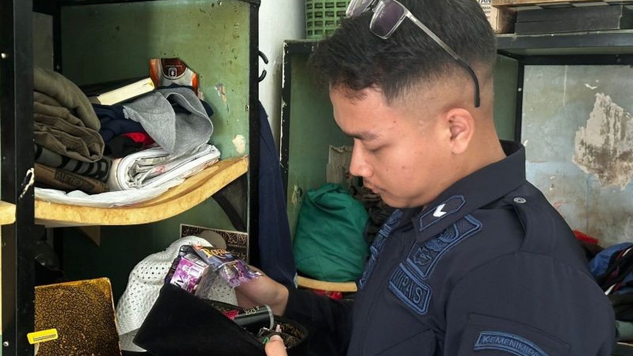 Razia Rutan Situbondo yang melibatkan aparat gabungan berhasil menjaga lingkungan pemasyarakatan tetap aman dan bersih, tanpa ditemukan narkoba maupun barang terlarang lainnya, membuat pembaca penasaran akan efektivitas pengawasan di dalamnya.