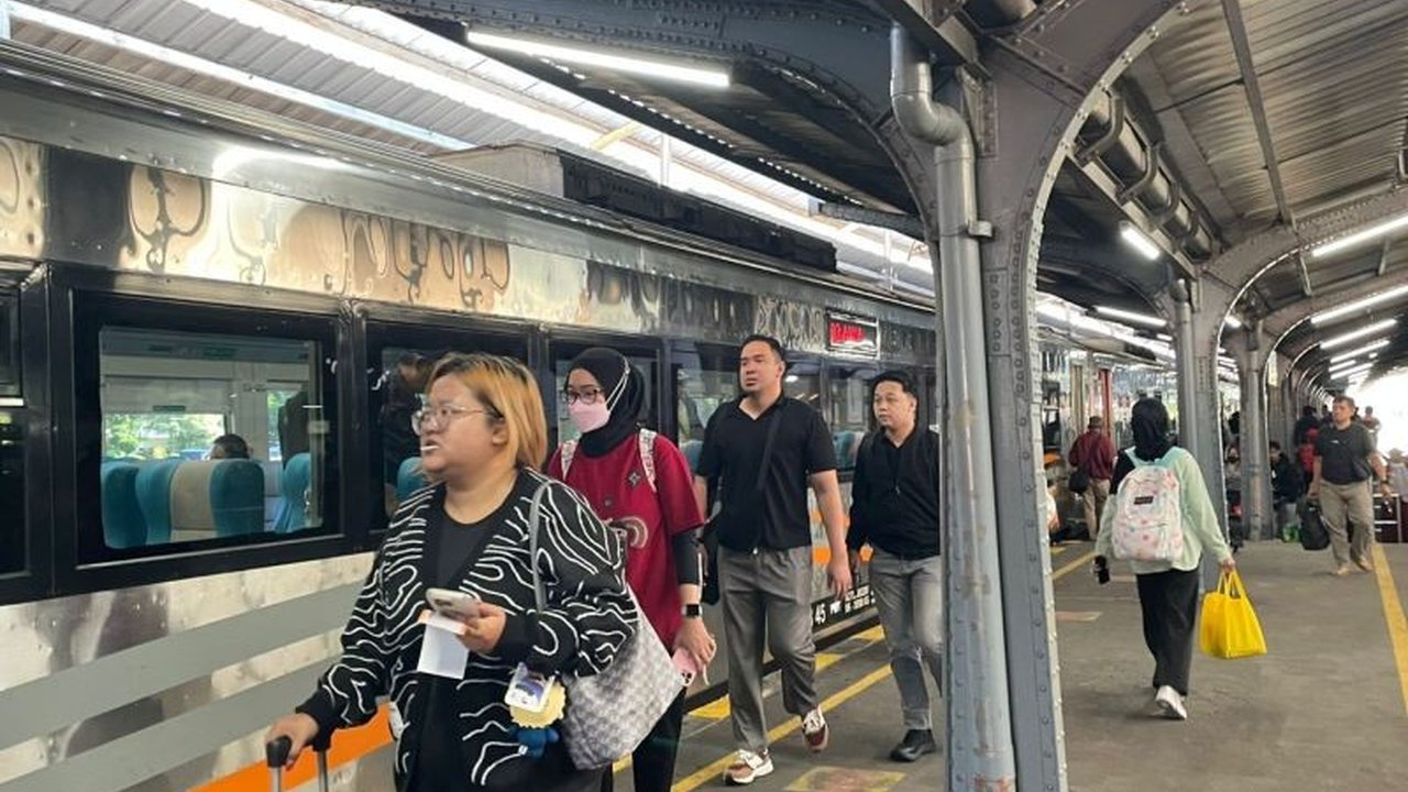 PT KAI Daop 9 Jember mencatat puluhan ribu penumpang memadati stasiun sepanjang Pasuruan hingga Banyuwangi, menunjukkan kepercayaan tinggi terhadap layanan kereta api sebagai moda transportasi andalan.