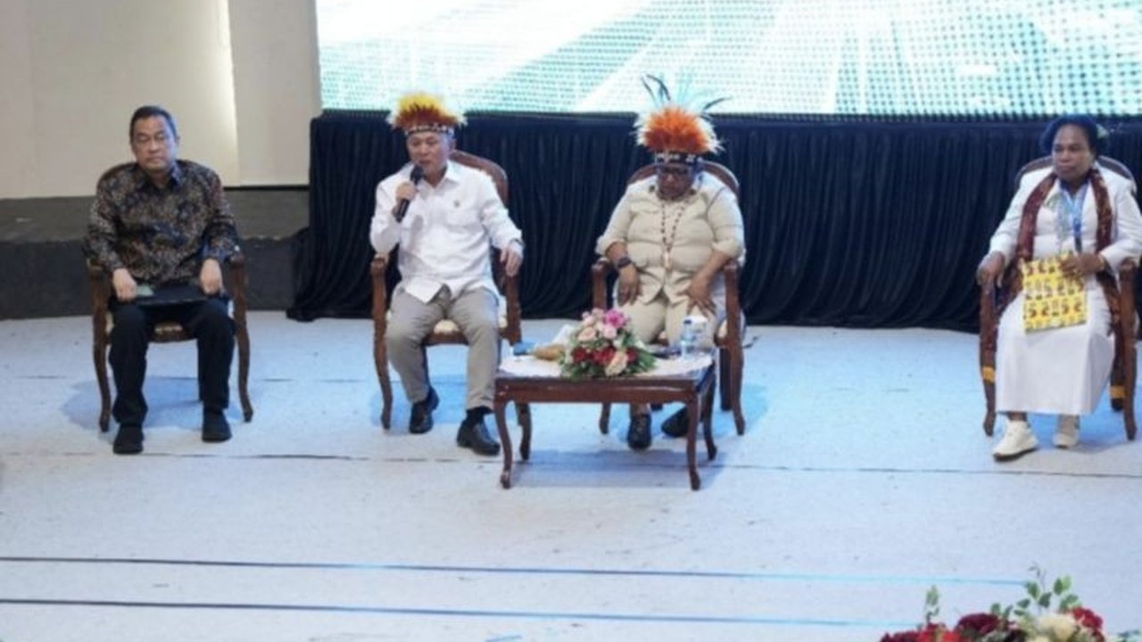 Kementerian Hak Asasi Manusia (KemenHAM) membuka ruang evaluasi pembangunan Papua untuk memastikan regulasi dan pelaksanaannya selaras dengan prinsip HAM serta kebutuhan masyarakat setempat, memicu diskusi penting.