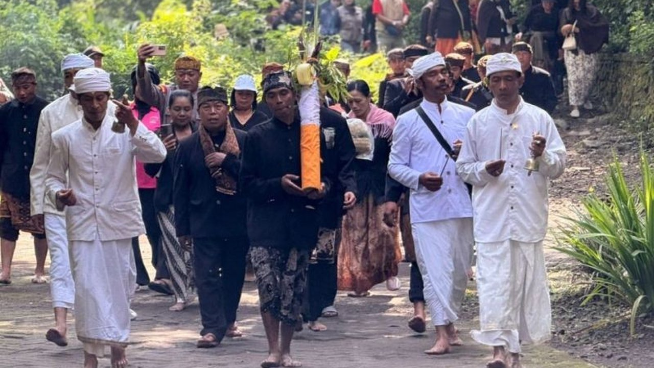 Rangkaian sakral Yadnya Kasada 2026 resmi dimulai dengan ritual Mendak Tirta di Probolinggo. Ketahui makna mendalam dan persiapan puncak perayaan di Gunung Bromo yang ditutup sementara.