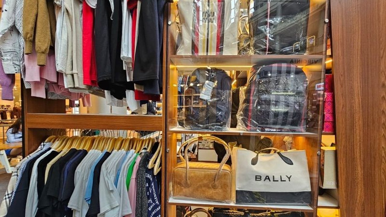 Gaya hidup masyarakat perkotaan kini melihat barang mewah sebagai aset koleksi. Fenomena Pasar Barang Koleksi ini tak hanya hobi, tetapi juga mendorong ekonomi kreatif dan berkelanjutan.