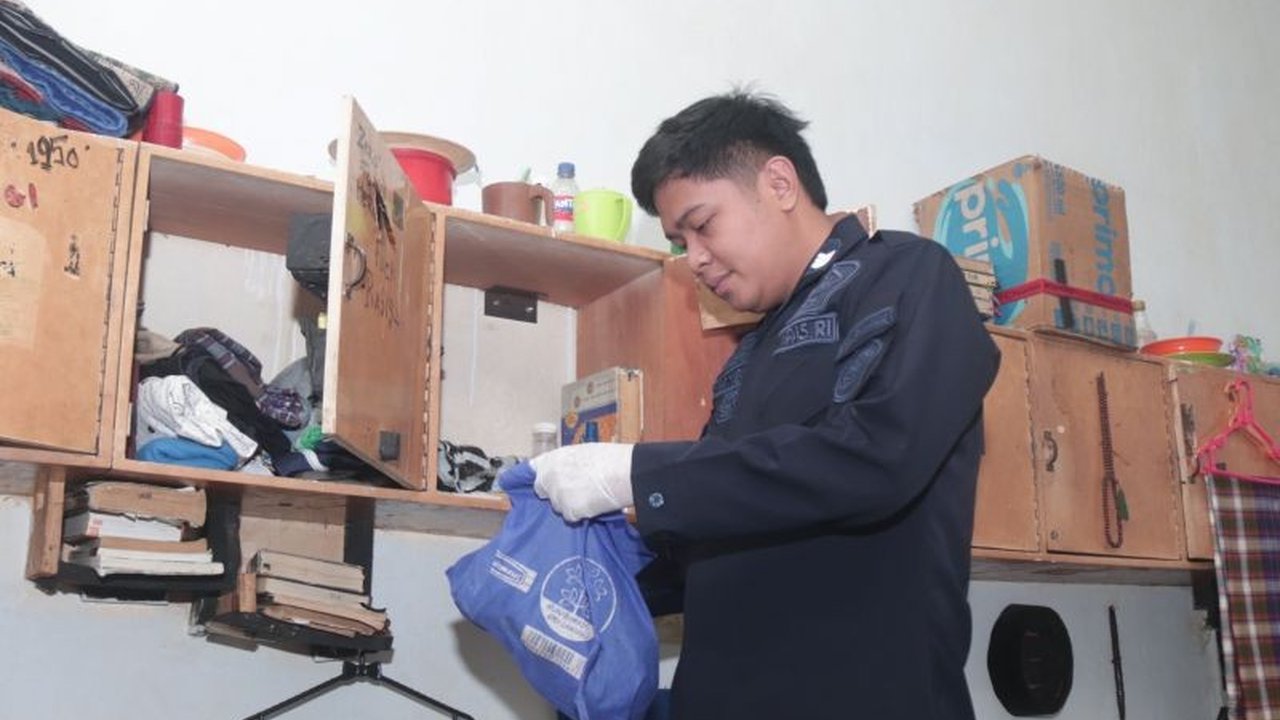 Petugas gabungan berhasil menemukan sejumlah benda terlarang, termasuk senjata tajam rakitan, saat razia di Lapas Kediri. Upaya ini merupakan bagian dari penguatan deteksi dini gangguan keamanan dan ketertiban.