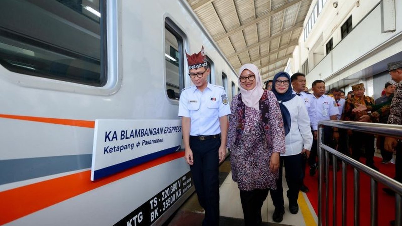 KAI Services berinovasi dengan menghadirkan Kuliner Khas Banyuwangi di sejumlah kereta api relasi Banyuwangi, menggandeng UMKM lokal untuk memanjakan lidah penumpang.