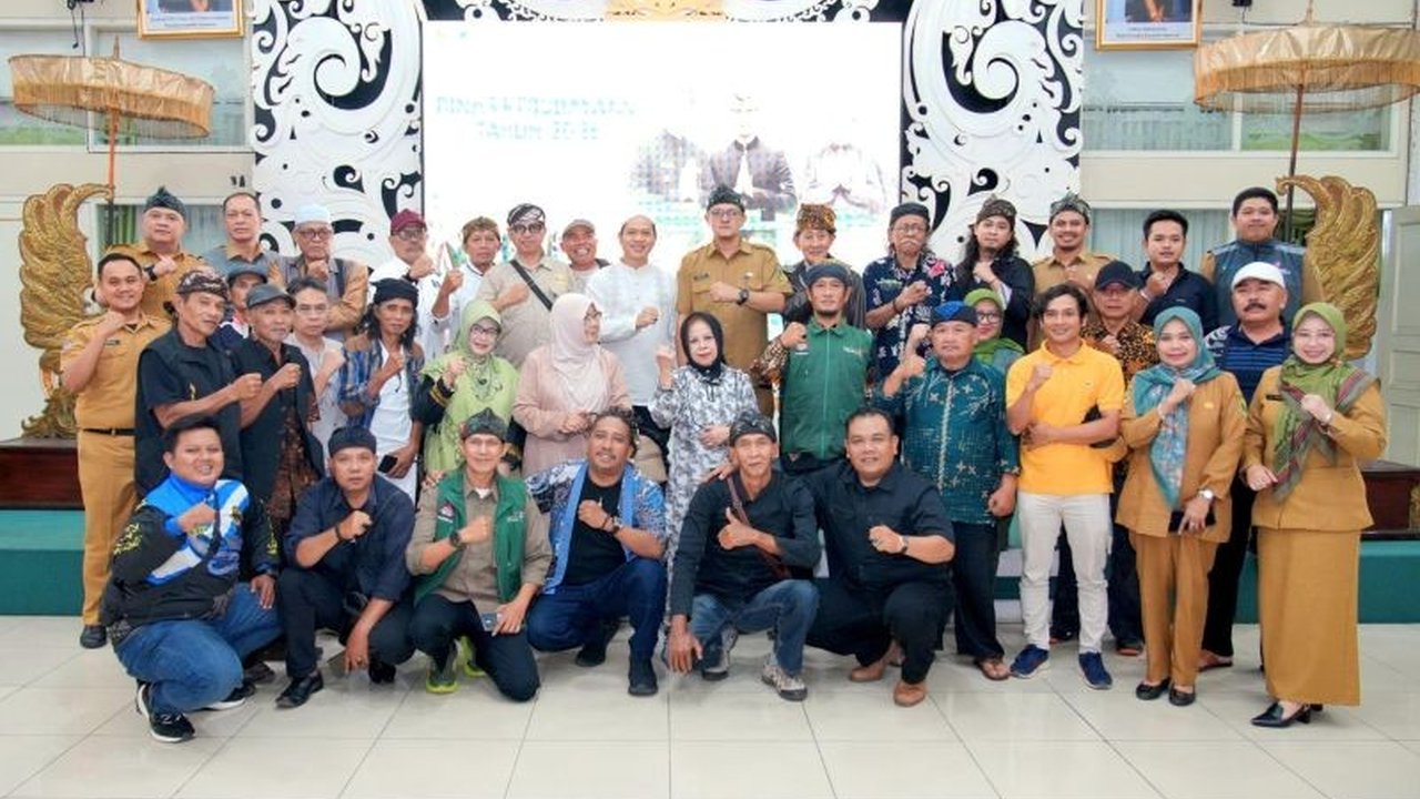 Pemerintah Kabupaten Bandung mengambil langkah strategis dengan mengintegrasikan sektor seni budaya, pariwisata, dan pendidikan guna memperkuat Ekonomi Kreatif Bandung, sekaligus mendorong pertumbuhan ekonomi daerah.