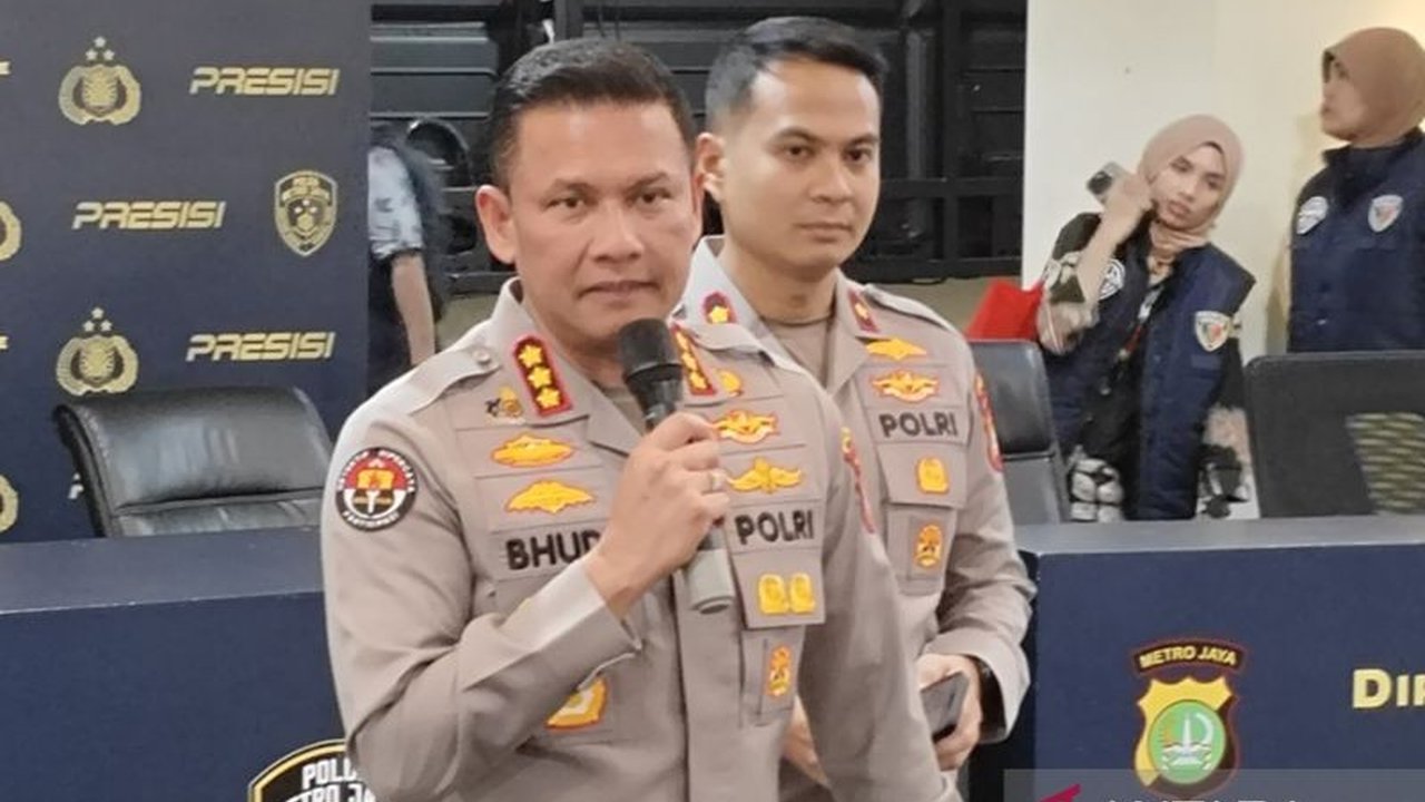 Direktur Utama Hanania Group, ASF, ditahan Polda Metro Jaya atas dugaan penipuan umrah yang merugikan jemaah hingga Rp12,14 miliar. Simak detail kasusnya.