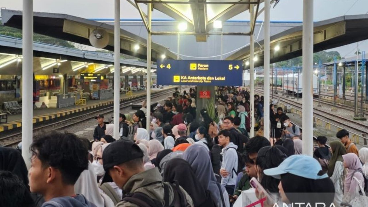 Stasiun Malang mencatat lonjakan penumpang signifikan jelang Libur Waisak 2026. Ribuan orang memadati stasiun, mendorong PT KAI Daop 8 Surabaya menyiapkan langkah antisipasi untuk kenyamanan perjalanan.