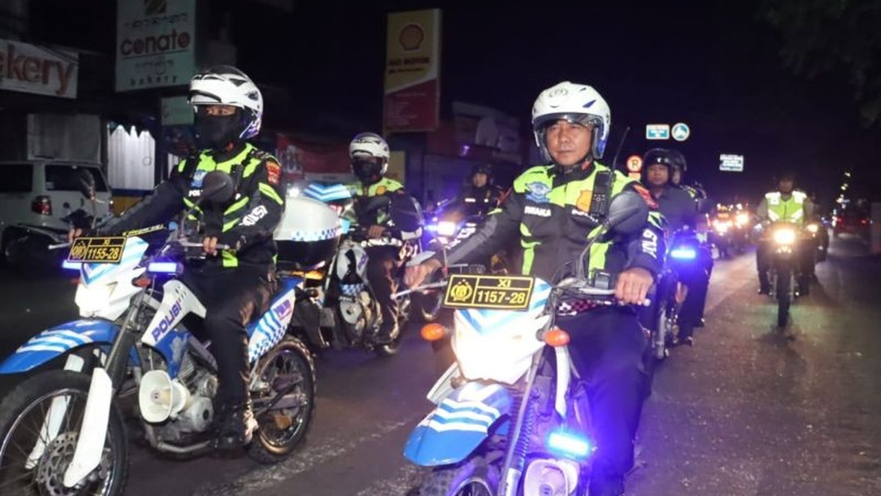 Polresta Denpasar intensifkan Patroli Polresta Denpasar skala besar untuk mencegah kejahatan jalanan dan menjaga ketertiban masyarakat. Simak detail strategi pengamanan di Denpasar.