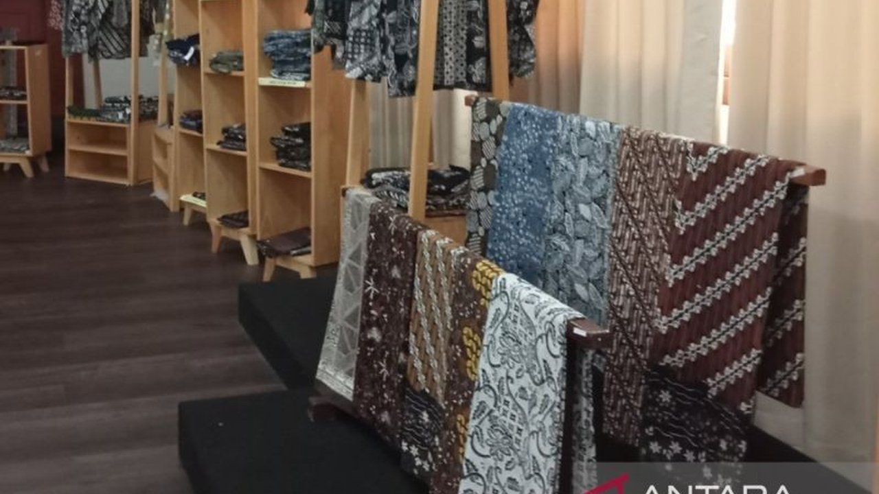 DIY berkomitmen kuat menjaga keberlanjutan batik sebagai warisan budaya dan penggerak ekonomi kreatif. Melalui pelatihan, sertifikasi, dan diplomasi, DIY memastikan batik tetap relevan di era modern.