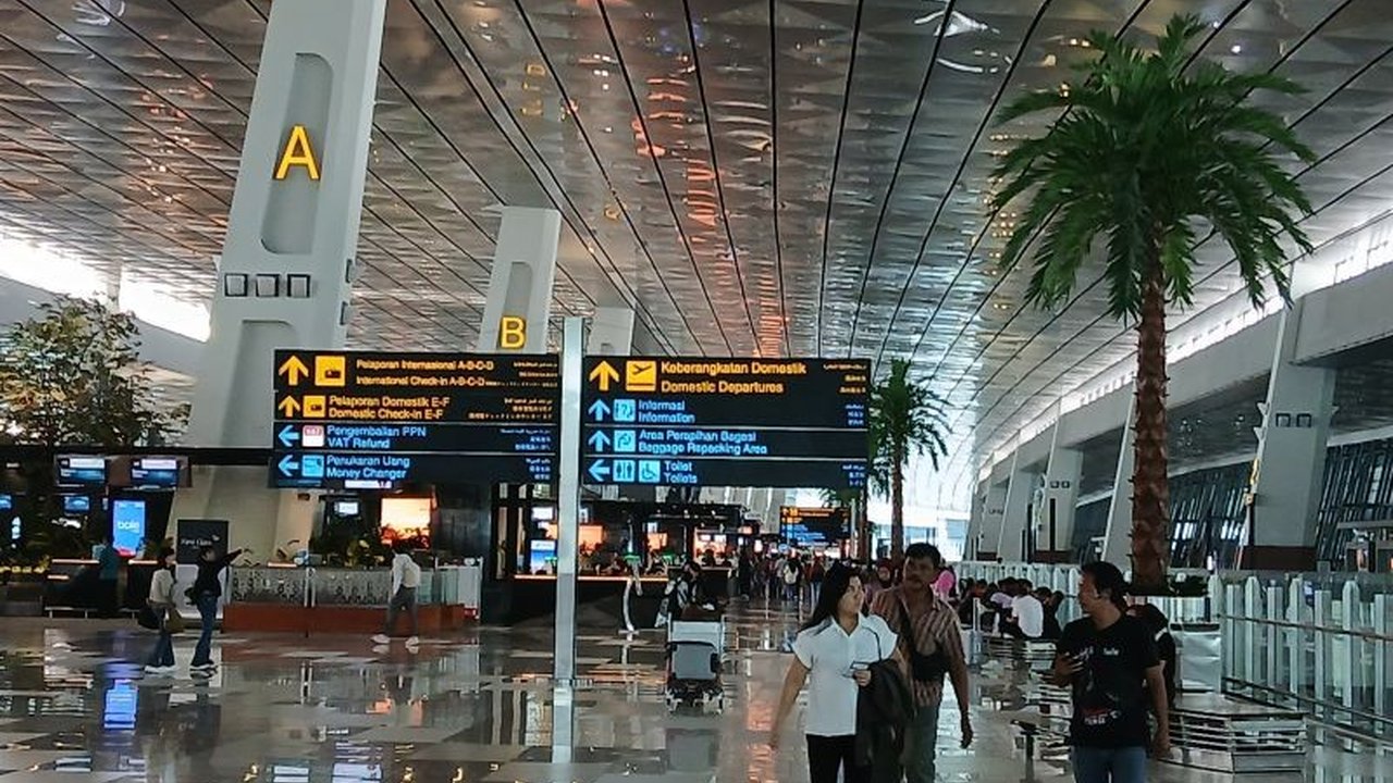 Bandara Soekarno-Hatta mencatat lonjakan Trafik Penumpang Bandara Soetta hingga 104.150 orang selama periode libur panjang Idul Adha 2026. Simak detail distribusi dan persiapan InJourney Airports di sini!