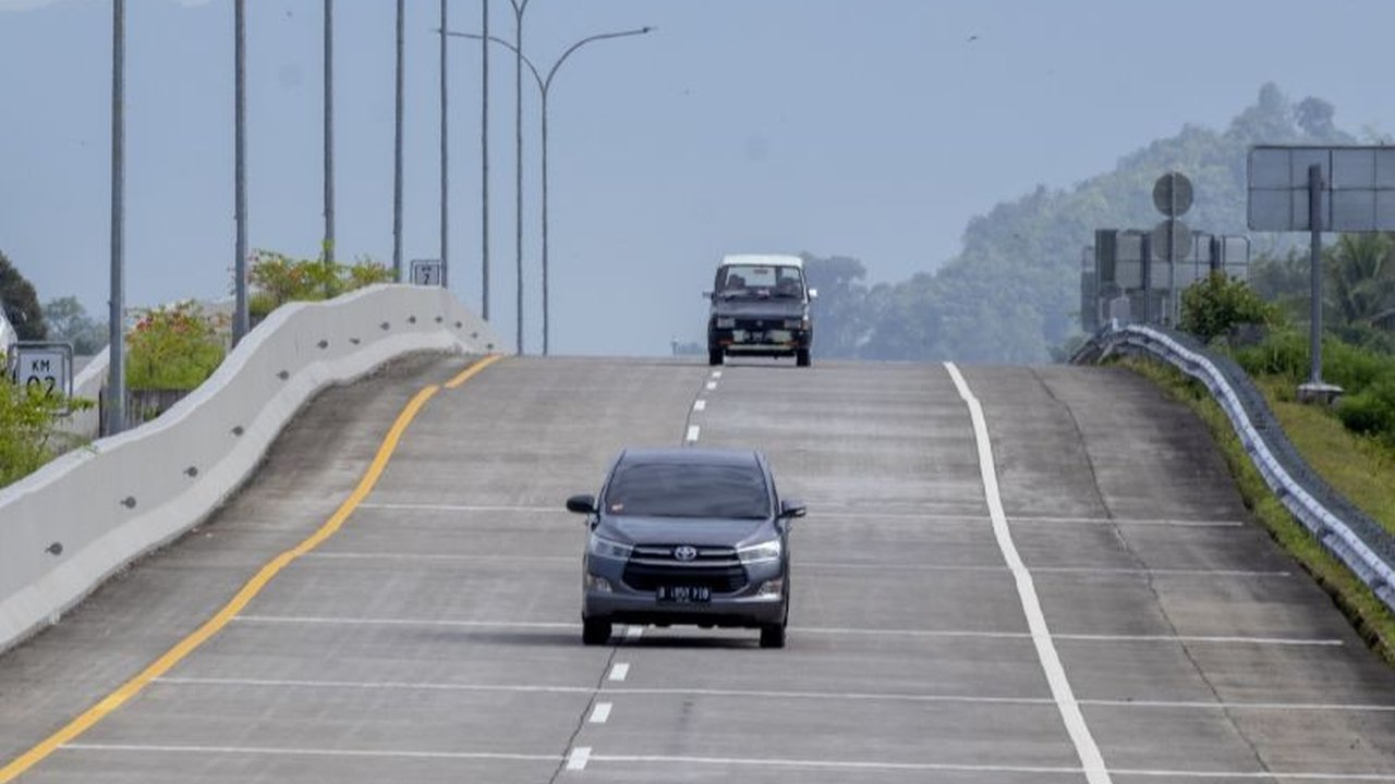 Sebanyak 122.658 kendaraan tercatat melintasi Tol Sumatera selama libur Idul Adha 1447 H, menunjukkan peningkatan signifikan dibandingkan hari normal, berdasarkan laporan Hutama Karya.