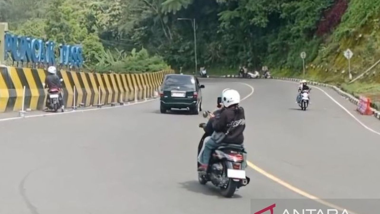 Polres Cianjur menerapkan rekayasa arus lalu lintas di jalur Puncak pada libur panjang akhir pekan. Langkah ini antisipasi lonjakan kendaraan dengan sistem satu arah, terutama menuju destinasi wisata.