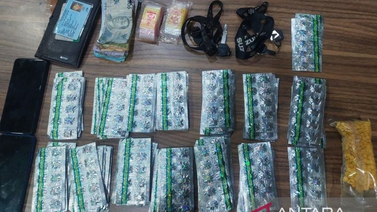 Satresnarkoba Polres Metro Bekasi berhasil membekuk dua pengedar obat keras ilegal di Cikarang Utara berkat laporan masyarakat, mengungkap jaringan peredaran terlarang.
