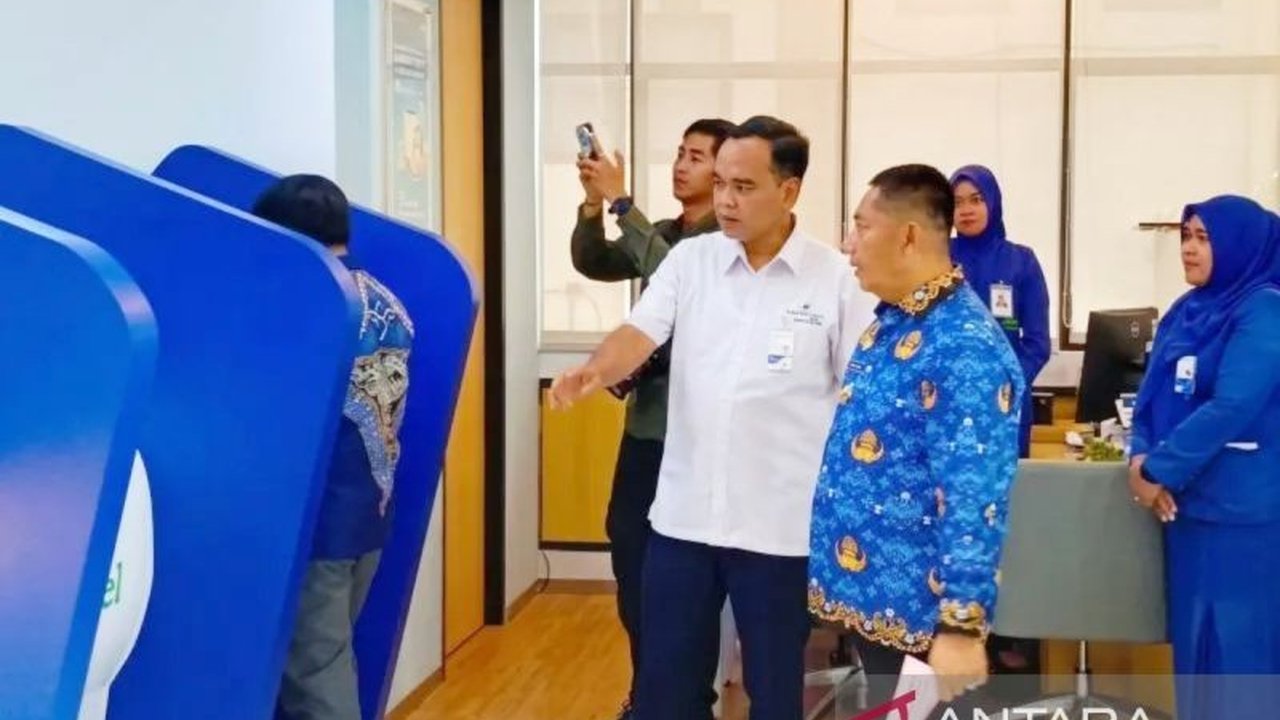 Bank Kalsel kini memperkuat layanan perbankan digitalnya di Barabai melalui Smart Branch System (SBS), menawarkan transaksi lebih cepat, mudah, dan aman bagi nasabah.
