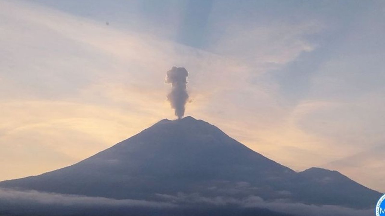 Gunung Semeru kembali erupsi dengan letusan setinggi 1 kilometer di atas puncak pada Sabtu petang, 30 Mei. Status siaga ditetapkan, warga diimbau waspada dan patuhi rekomendasi keselamatan dari otoritas setempat.