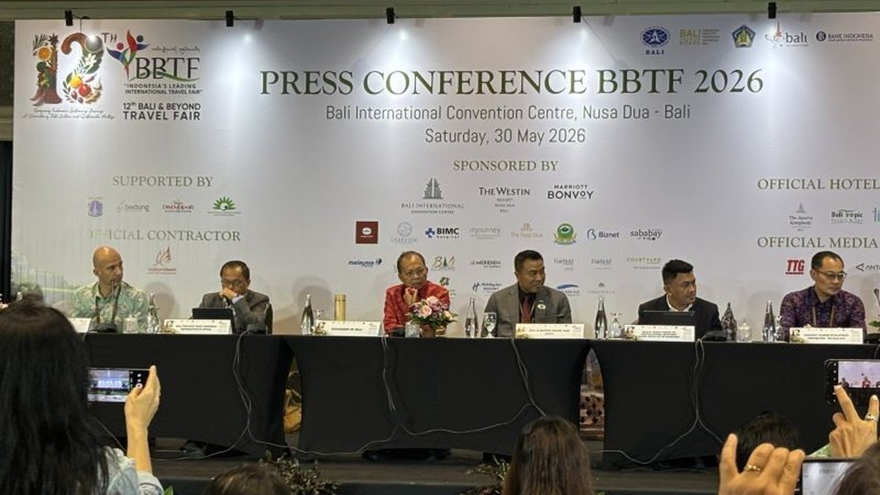 Gubernur Bali Wayan Koster mencatat PHR Bali naik signifikan hingga Rp2,89 triliun pada 2026, meskipun diterpa isu konflik Timur Tengah dan penurunan kunjungan wisman, menunjukkan ketahanan sektor pariwisata Pulau Dewata.