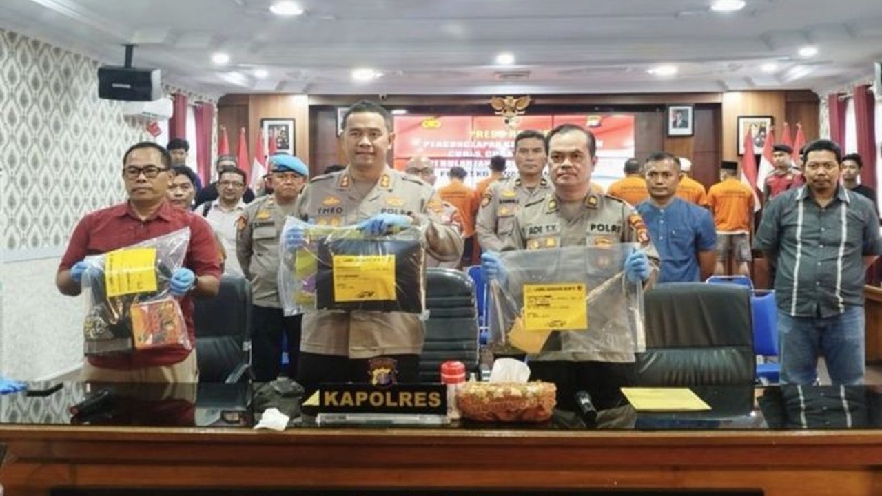 Polres Kotawaringin Barat (Kobar) berhasil mengungkap 33 kasus tindak pidana pencurian, meliputi curat, curas, dan curanmor, dalam lima bulan terakhir. Pengungkapan Kasus Pencurian Polres Kobar ini menunjukkan komitmen aparat dalam menjaga keamanan wilaya