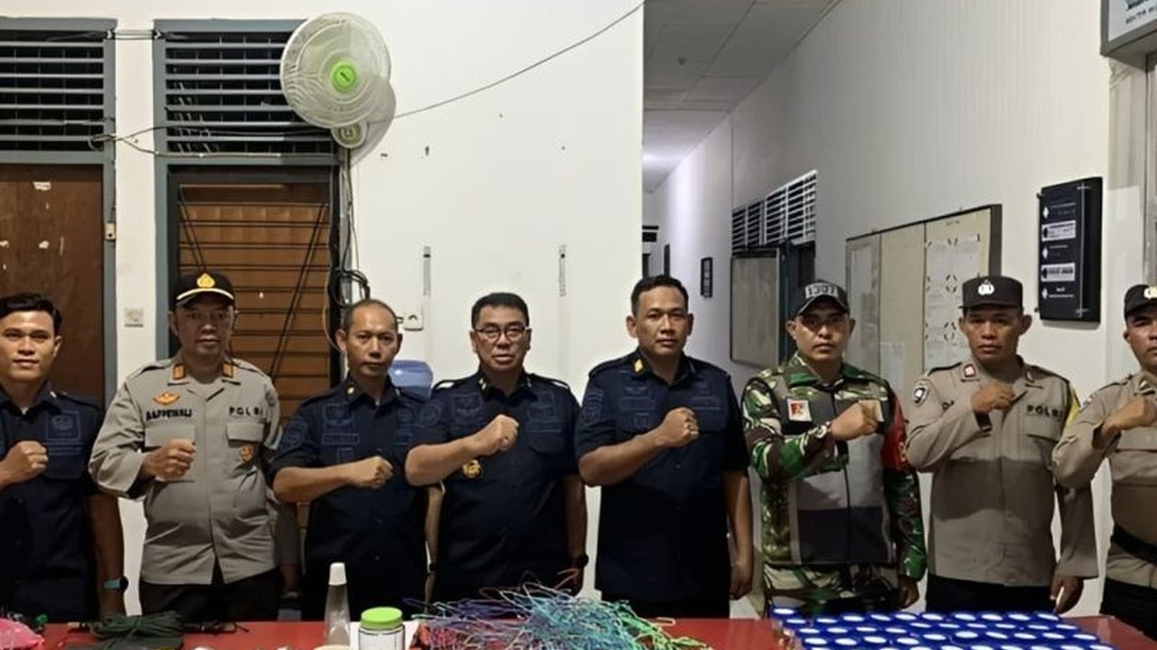 Tim Satopspatnal Ditjenpas Sulteng menyita ponsel, senjata rakitan, dan barang terlarang lainnya dalam Operasi Halinar Rutan Poso guna menjaga keamanan dan ketertiban.