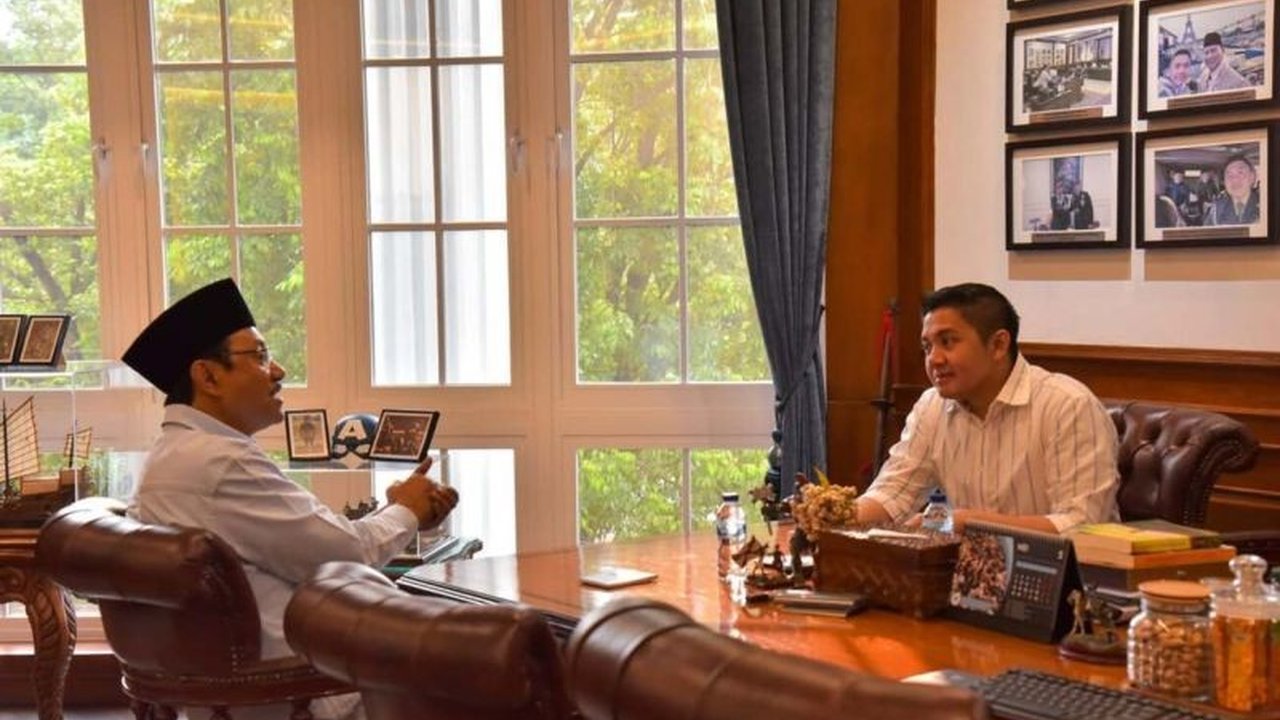 Sekretaris Kabinet dan Menteri Sosial membahas persiapan pembukaan Sekolah Rakyat untuk tahun ajaran baru, menargetkan puluhan ribu anak kurang mampu mendapatkan akses pendidikan layak dan berkualitas.