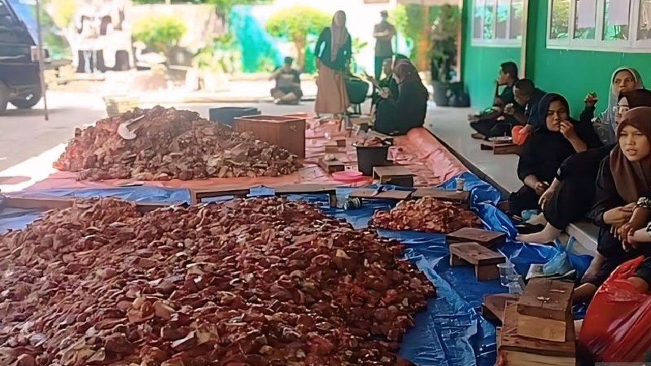 Kantor Kemenag OKU Selatan mendistribusikan 1.300 kantong daging kurban pada Hari Raya Idul Adha 1447 H, menunjukkan komitmen kuat dalam berbagi kepada masyarakat yang membutuhkan.