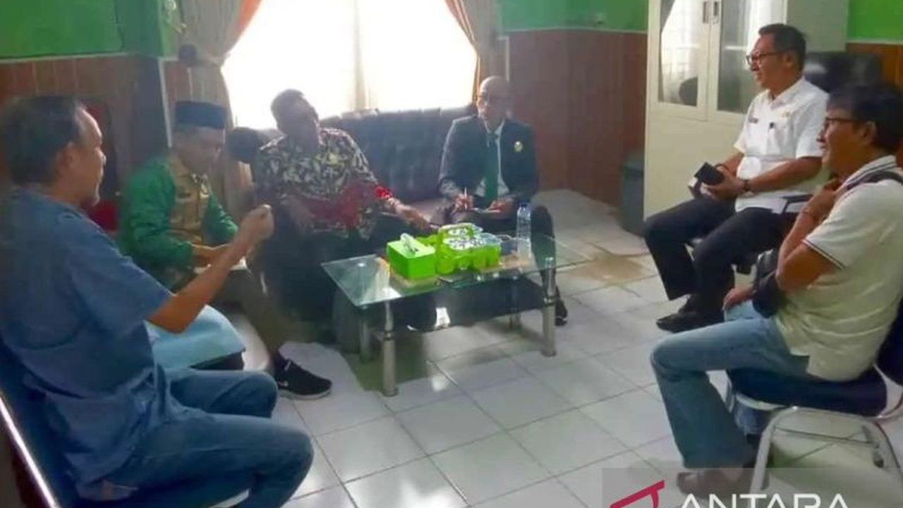 Baznas OKU menggandeng Dinas Perumahan dan Kawasan Permukiman (Perkim) untuk mempercepat program bedah rumah layak huni bagi masyarakat miskin di Ogan Komering Ulu, memastikan dana ZIS tersalurkan tepat sasaran.