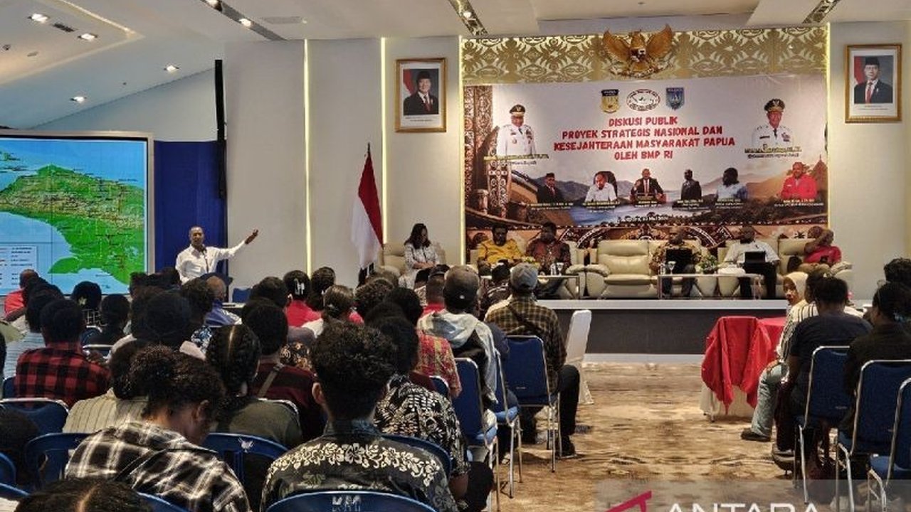 Gubernur Papua Selatan Apolo Safanpo menegaskan diskusi publik Program Strategis Nasional (PSN) menjadi kunci menemukan solusi pembangunan Papua yang inklusif dan berkelanjutan bagi masyarakat.