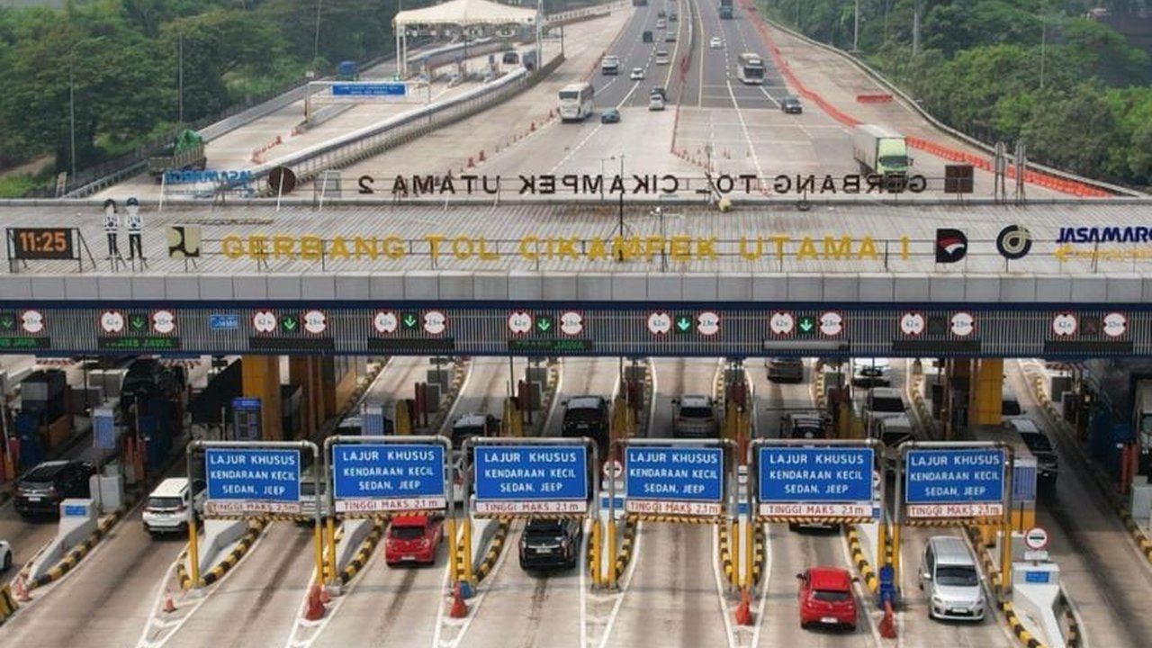 PT Jasamarga Transjawa Tol (JTT) melaporkan lonjakan kendaraan signifikan di Gerbang Tol Cikampek Utama (GT Cikatama) selama libur Idul Adha, menandakan peningkatan arus lalu lintas yang patut diwaspadai.